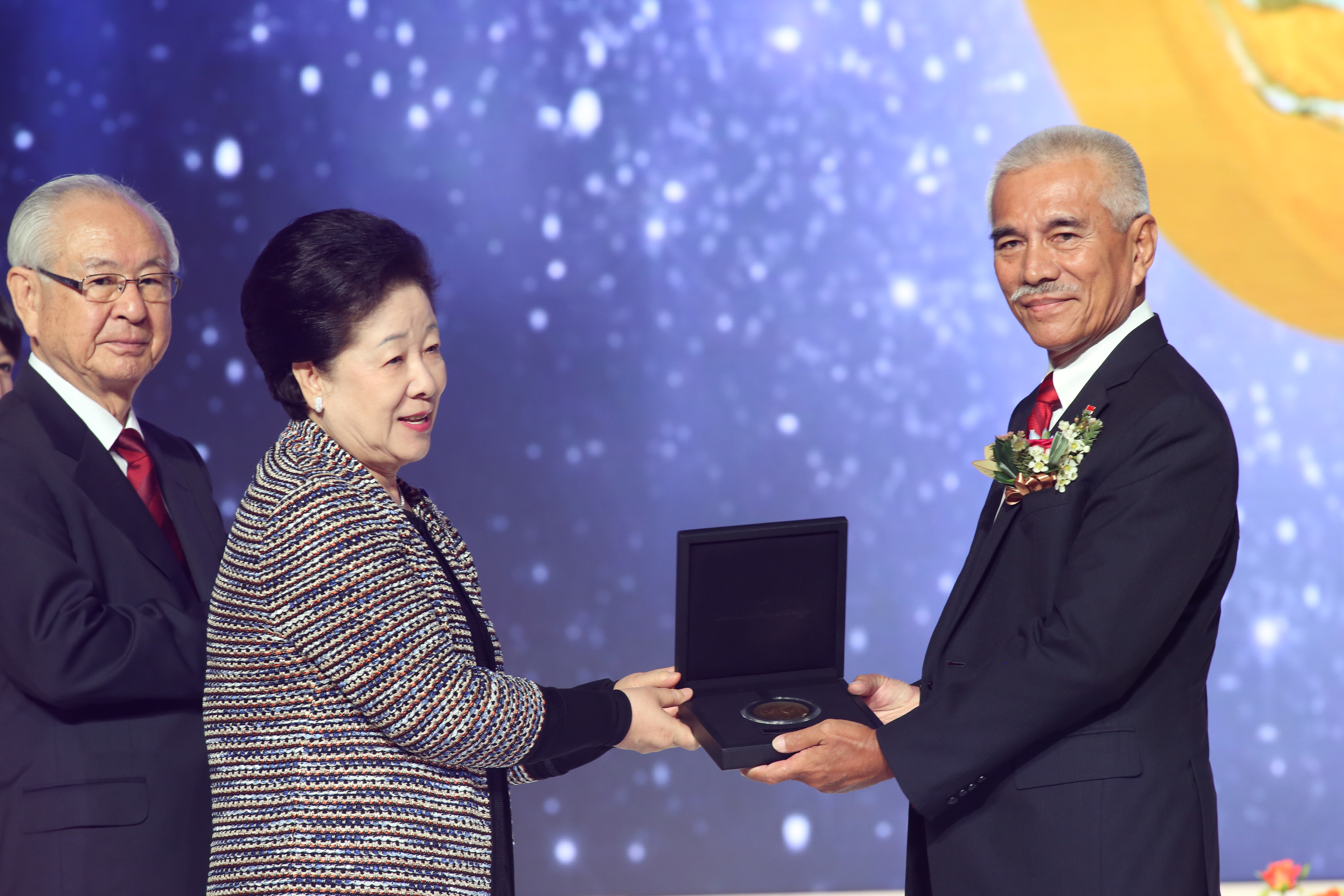 Anote Tong Kiribati President Awarding of Medal and Plaque